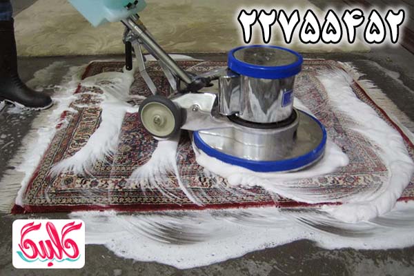 در قالیشویی شرق تهران، با استفاده از دستگاه‌های تمام اتومات، فرش‌های کاور شده به لولی ناب و براق بازمی‌گردند.
